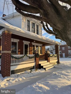 Exterior, Facade, Brick Facade, American Foursquare