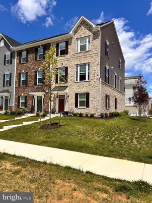 Exterior, Facade, Brick Facade, Rowhouse