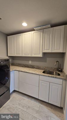 Interior, Recessed Lighting, Washer, Wood Texture Flooring