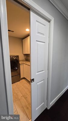 Interior, Recessed Lighting, Washer, Wood Texture Flooring
