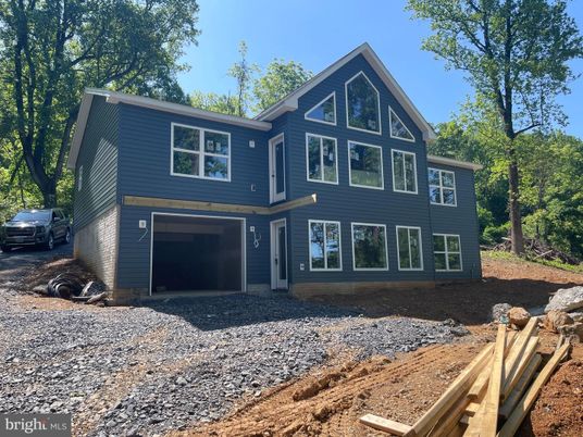 Attached, Exterior, Facade, Farmhouse