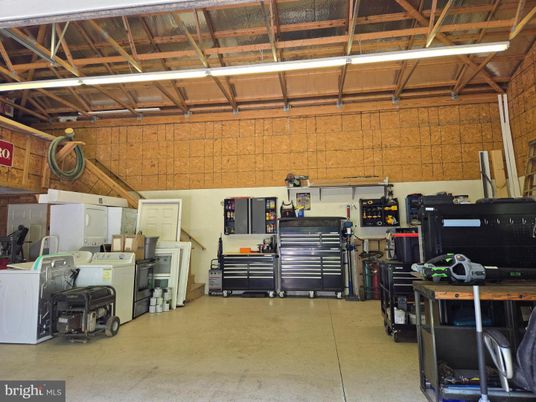 Garage, Interior, Wooden Beams