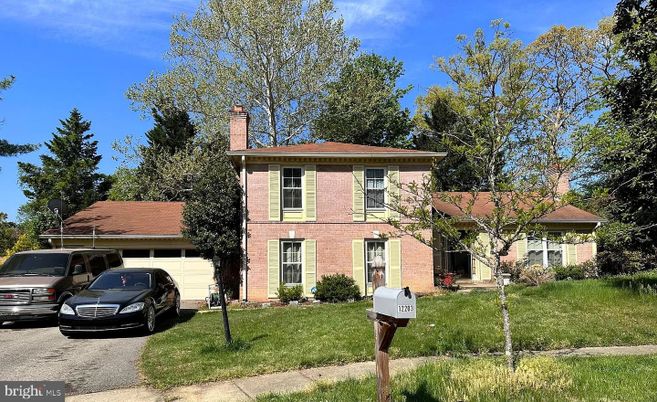 Attached, Exterior, Facade, Brick Facade, Georgian