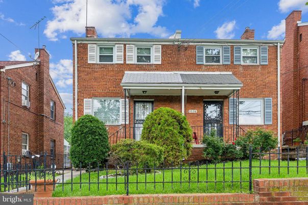 Exterior, Facade, Brick Facade, Rowhouse