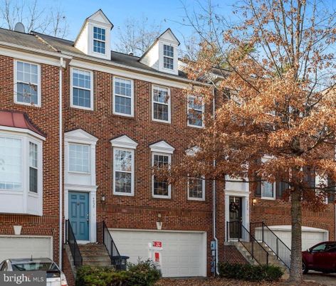 Attached, Exterior, Facade, Brick Facade, Georgian