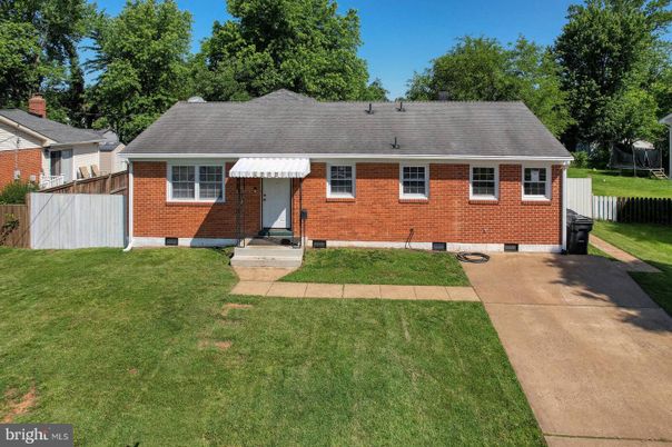 Exterior, Facade, Brick Facade, Cape Cod
