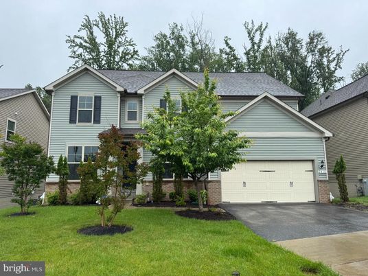 Attached, Exterior, Facade, Farmhouse