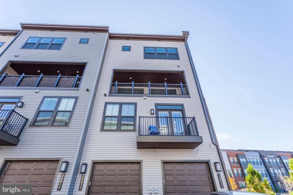 Attached, Exterior, Facade, Rowhouse