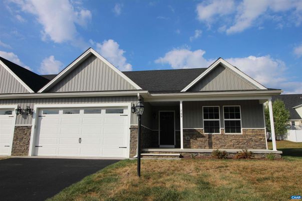 Attached, Exterior, Facade, American Craftsman