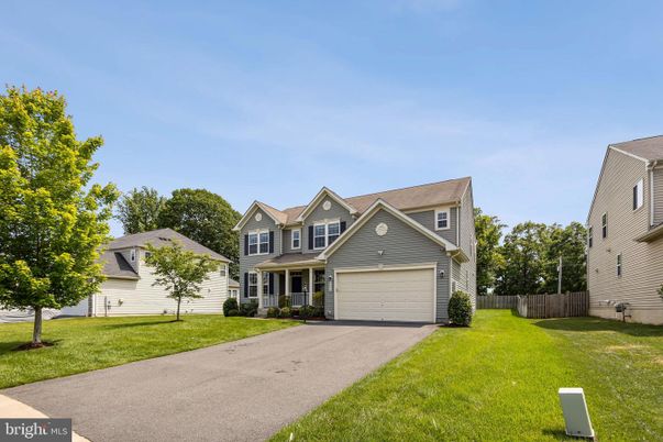 Attached, Exterior, Facade, Cape Cod