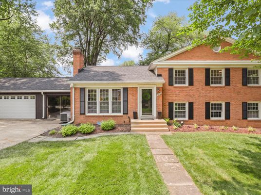 Attached, Exterior, Facade, Brick Facade, Split Level