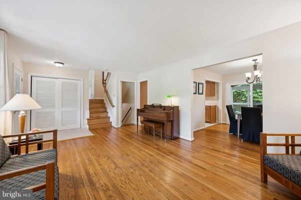 Chandelier, Dining room, Interior, Piano, Wood Texture Flooring