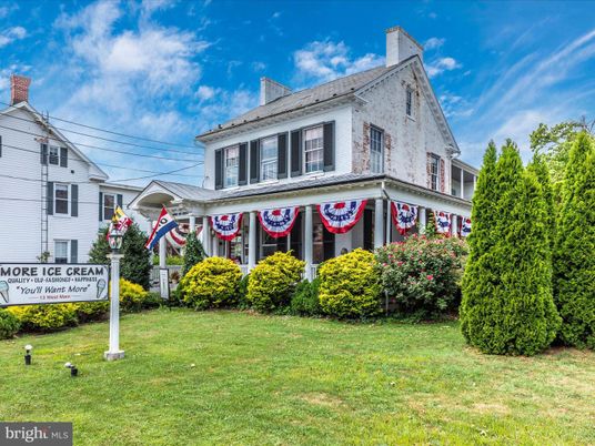 Backyard, Exterior, Facade, Queen Anne Victorian