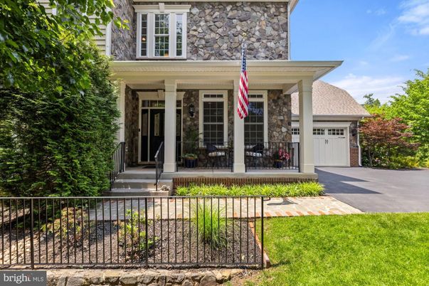 Attached, Exterior, Facade, American Foursquare