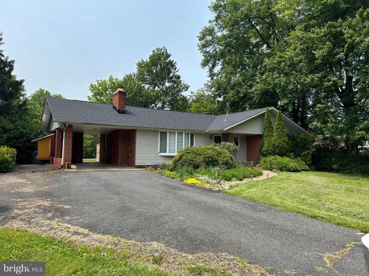 Backyard, Exterior, Facade, Brick Facade, Ranch