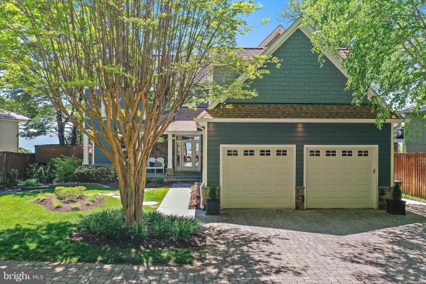 Attached, Exterior, Facade, American Craftsman
