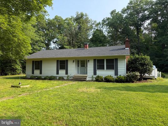 Backyard, Exterior, Facade, Ranch