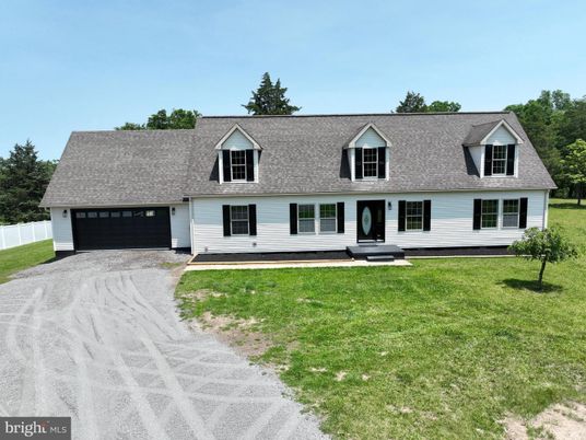 Attached, Exterior, Facade, Cape Cod