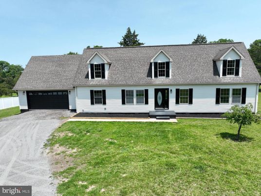 Attached, Exterior, Facade, Cape Cod