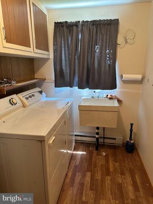 Interior, Washer, Wood Texture Flooring
