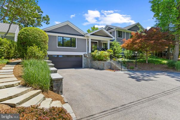 Attached, Exterior, Facade, American Craftsman
