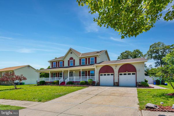 Attached, Exterior, Facade, Farmhouse
