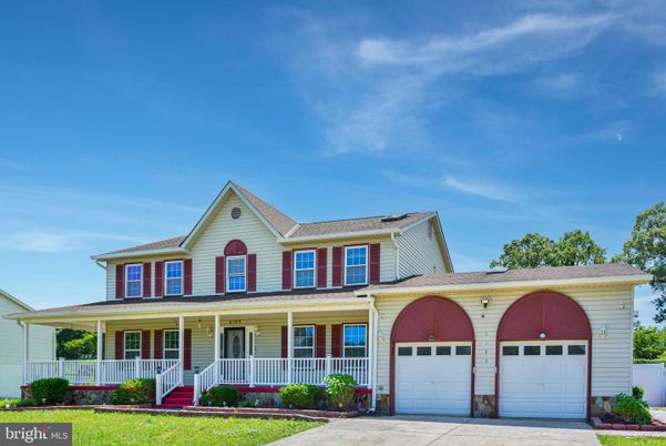 Attached, Exterior, Facade, Farmhouse