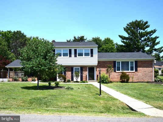 Exterior, Facade, Brick Facade, Split Level