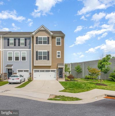 Attached, Exterior, Facade, Rowhouse
