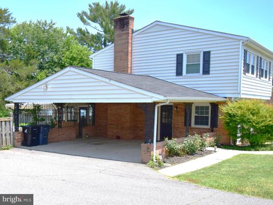 Exterior, Facade, Brick Facade, Split Level