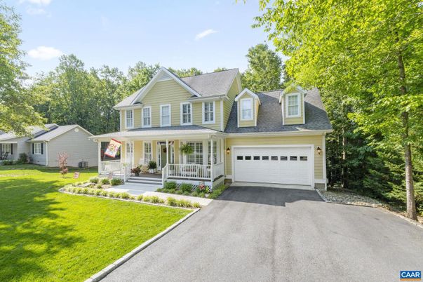Attached, Exterior, Facade, Farmhouse