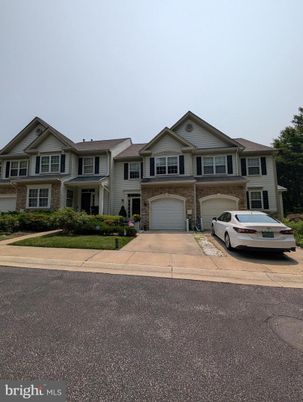 Attached, Exterior, Facade, American Craftsman