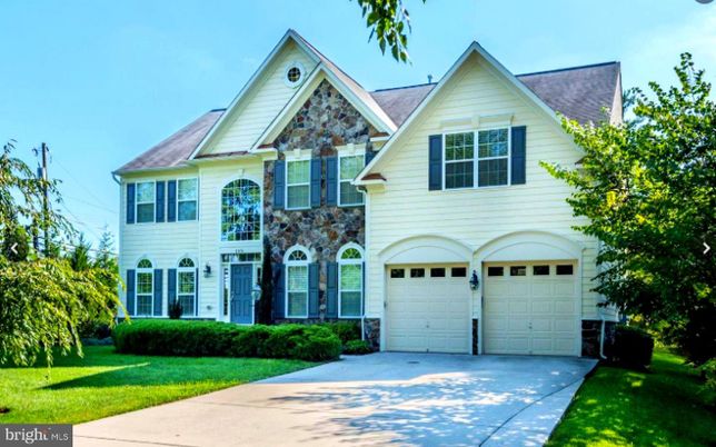 Attached, Exterior, Facade, Farmhouse
