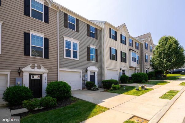 Attached, Exterior, Facade, Rowhouse