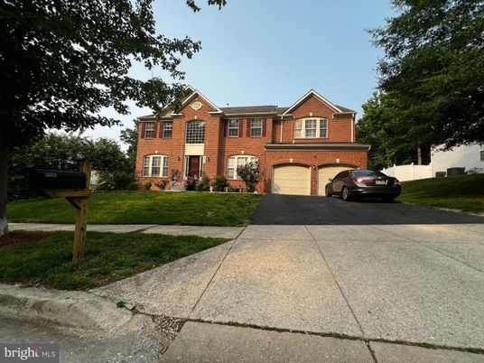 Attached, Exterior, Facade, Brick Facade, Georgian