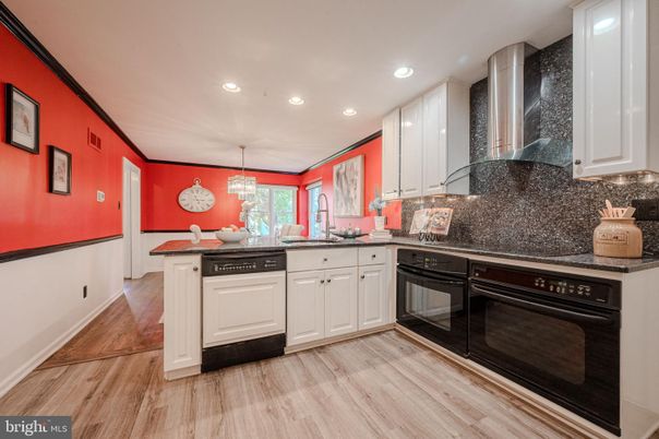 Chandelier, Dining room, Interior, Kitchen, Pendant Lights, Recessed Lighting, Wood Texture Flooring