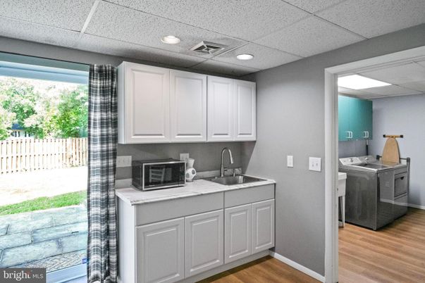 Interior, Recessed Lighting, Washer, Wood Texture Flooring