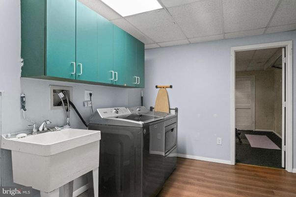 Interior, Washer, Wood Texture Flooring