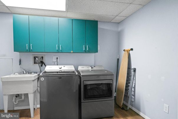 Interior, Washer, Wood Texture Flooring