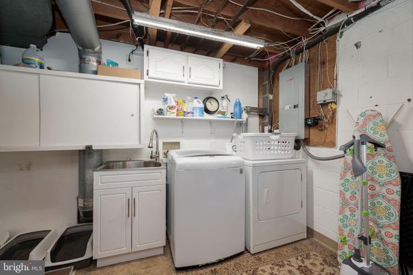 Interior, Washer, Wooden Beams