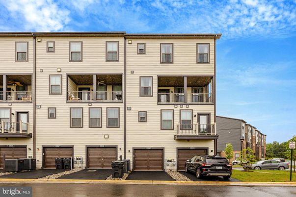 Attached, Exterior, Facade, Rowhouse