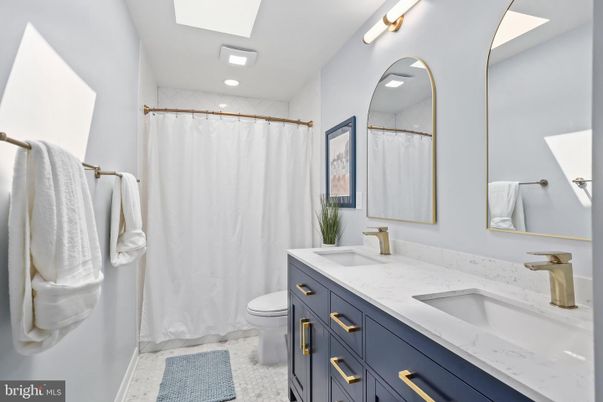 Bathroom, Dual Sink Vanities, Interior, Recessed Lighting