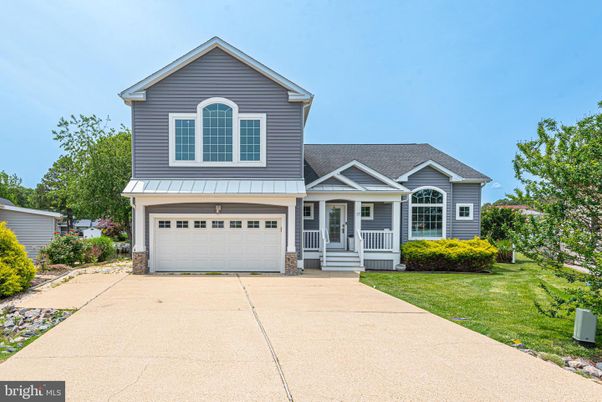 Attached, Exterior, Facade, American Craftsman