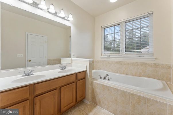 Bathroom, Dual Sink Vanities, Interior, Recessed Lighting