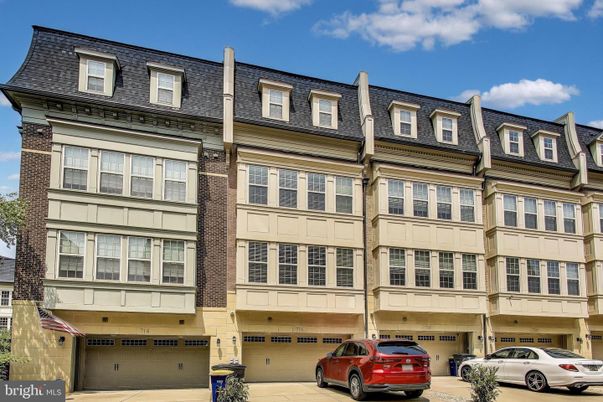 Attached, Exterior, Facade, Rowhouse