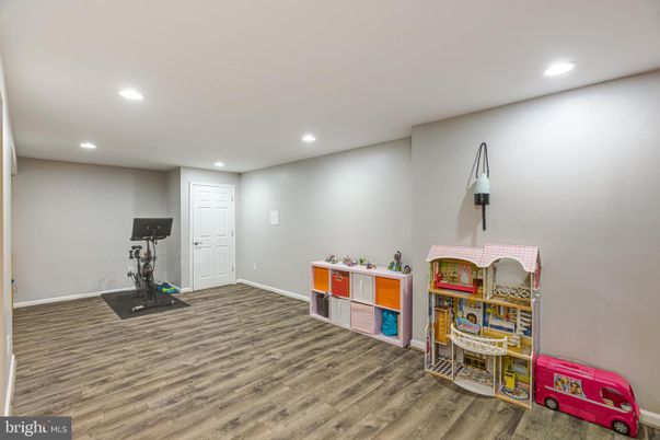 Fitness Equipment, Interior, Recessed Lighting, Wood Texture Flooring