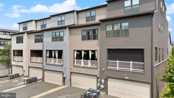 Attached, Exterior, Facade, Rowhouse