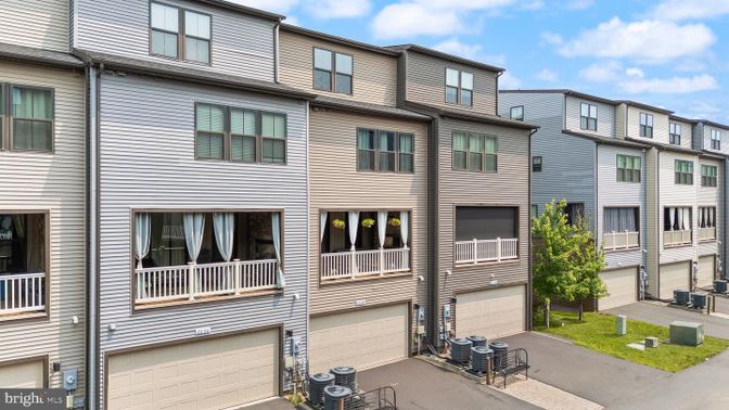 Attached, Exterior, Facade, Rowhouse