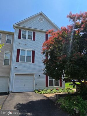 Attached, Exterior, Facade, Rowhouse