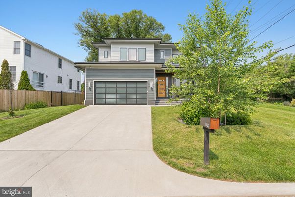 Attached, Exterior, Facade, Modern